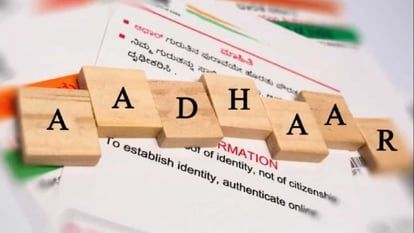 Aadhaar Card Update 2025 की पूरी जानकारी, नया नियम और Step-by-Step प्रक्रिया दर्शाती हिंदी इन्फोग्राफिक इमेज